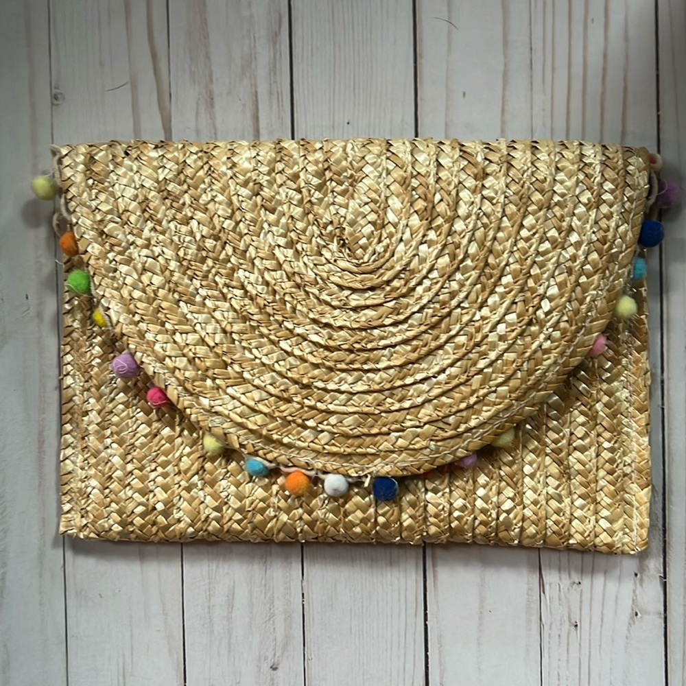 Straw clutch with poms